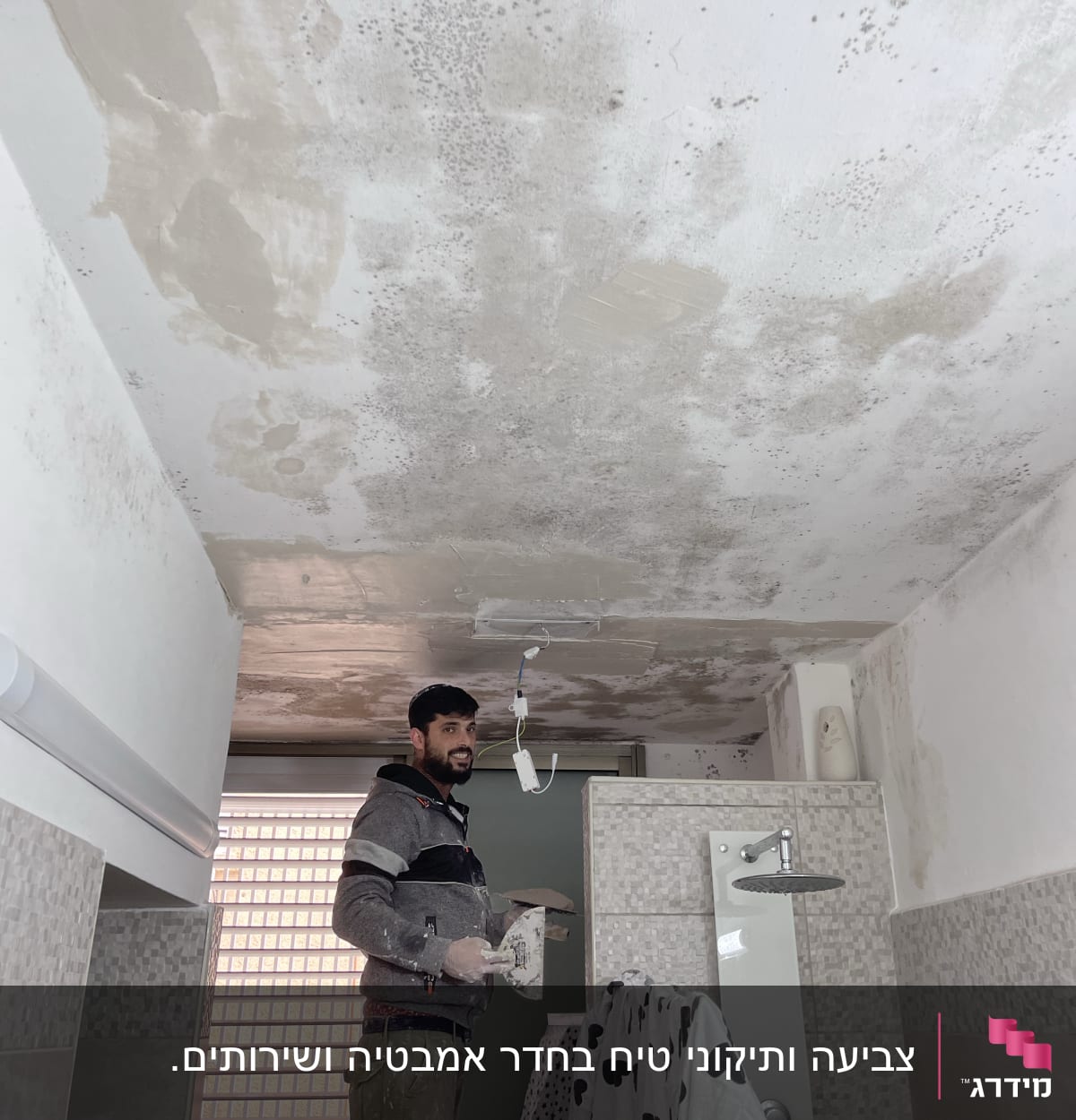 אדם צובע תקרה עם שפכטל וחומר מילוי